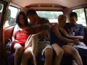 バスでセックスする2人の男性と2人の女性