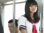 電車痴漢の中で学生の女の子